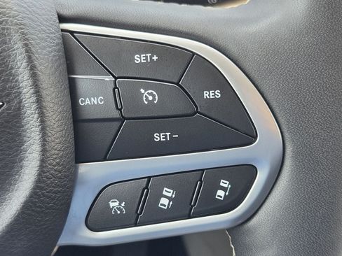 Used 2024 Chrysler Pacifica Touring-L FWD image 22
