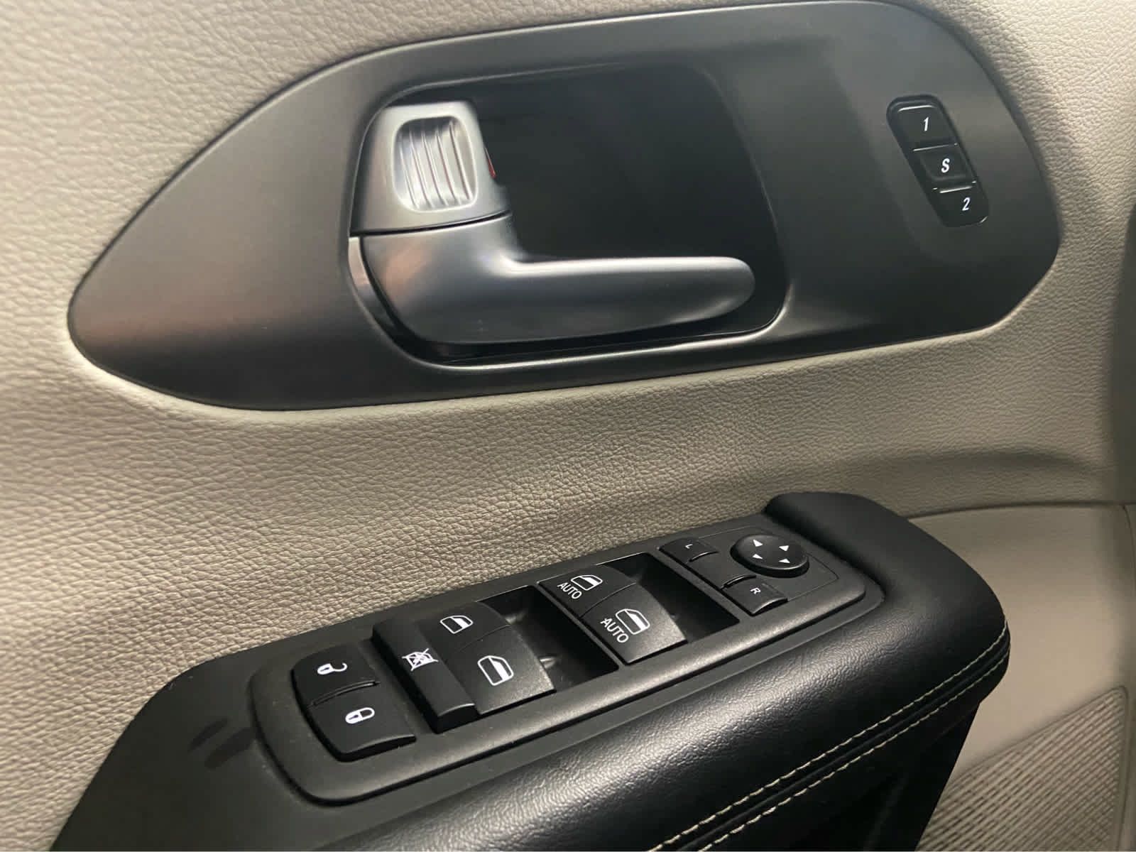 Used 2024 Chrysler Pacifica Touring-L FWD image 34