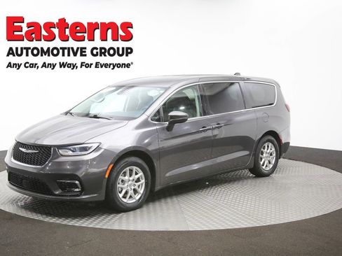 Used 2023 Chrysler Pacifica Touring-L FWD image 55