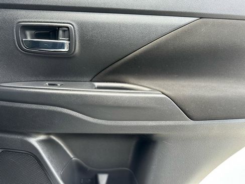 Used 2017 Mitsubishi Outlander SE AWD/4WD image 36