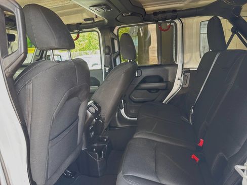 Used 2019 Jeep Wrangler Unlimited Sahara AWD/4WD image 30