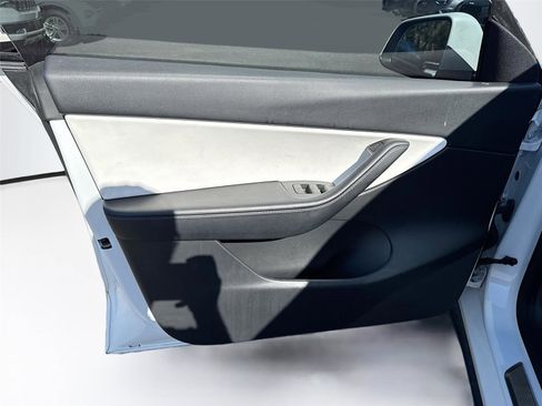 Used 2021 Tesla Model Y Long Range image 14