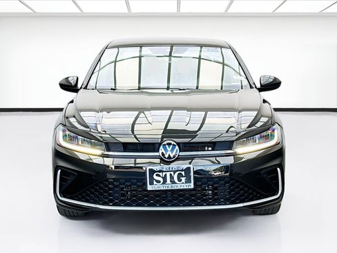 Used 2025 Volkswagen Jetta SE FWD image 2