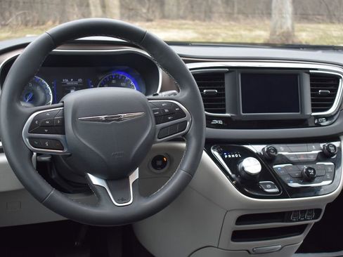 Used 2023 Chrysler Voyager LX image 22