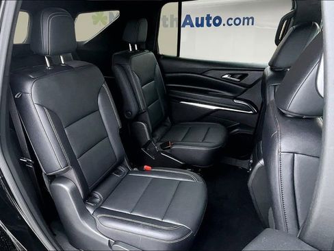 Used 2025 Chevrolet Traverse LT image 24