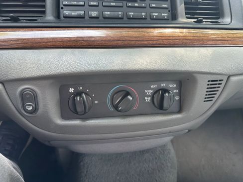 Used 2005 Ford Crown Victoria RWD image 23