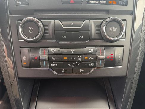 Used 2017 Ford Explorer XLT w/ Equipment Group 202A AWD/4WD image 21