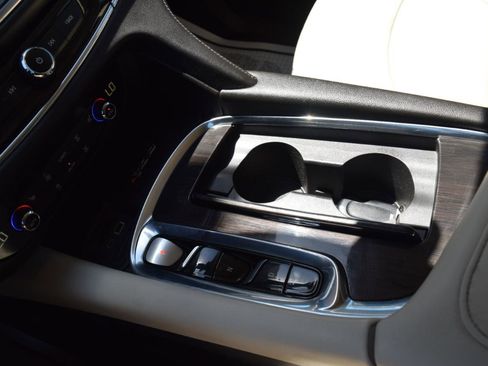 Used 2023 Buick Enclave Essence AWD/4WD image 31