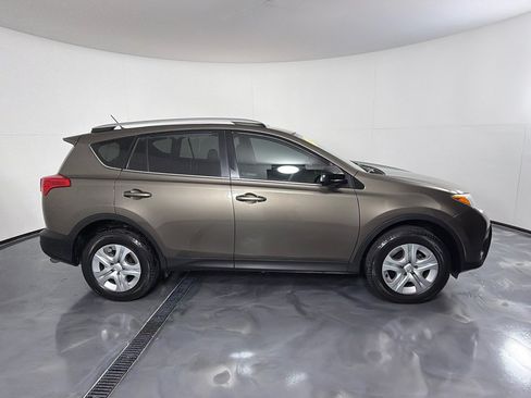 Used 2015 Toyota RAV4 LE FWD image 4