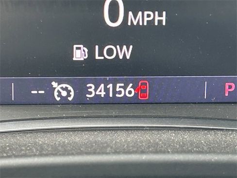 Used 2022 GMC Acadia SLT w/ Elevation Edition image 5