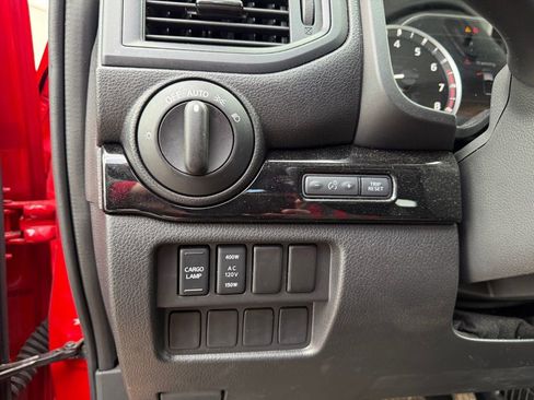 Used 2024 Nissan Titan SV w/ SV Convenience Package image 8