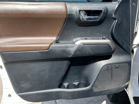 Used 2016 Toyota Tacoma Limited w/ Towing Package image 13