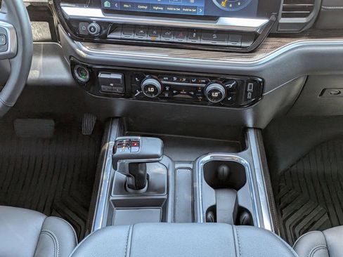 Used 2025 Chevrolet Silverado 1500 LT Trail Boss w/ Convenience Package II AWD/4WD image 17
