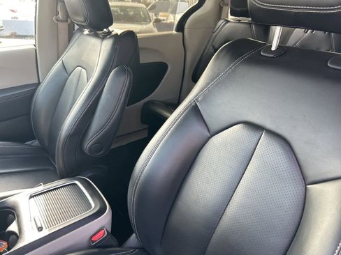 Used 2023 Chrysler Pacifica Touring-L image 15
