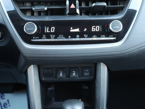 Used 2024 Toyota Corolla Cross XLE FWD image 28