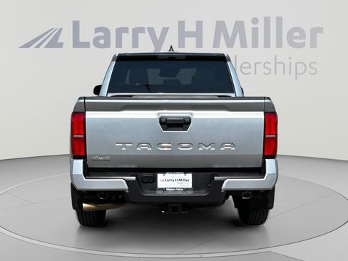Used 2025 Toyota Tacoma SR5 AWD/4WD image 4