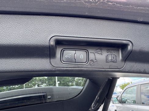 Used 2024 Ford Explorer XLT AWD/4WD image 10