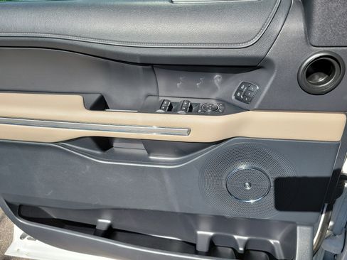 Used 2022 Ford Expedition Limited image 20