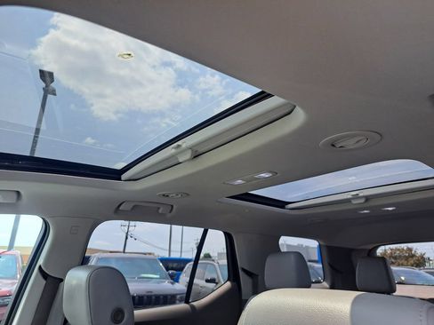 Used 2019 Chevrolet Traverse Premier w/ Driver Confidence II Package FWD image 17