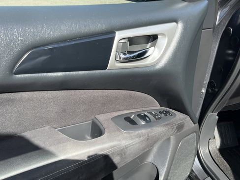 Used 2014 Nissan Pathfinder SV AWD/4WD image 17