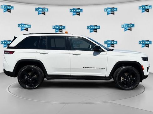 Used 2023 Jeep Grand Cherokee Altitude AWD/4WD image 7