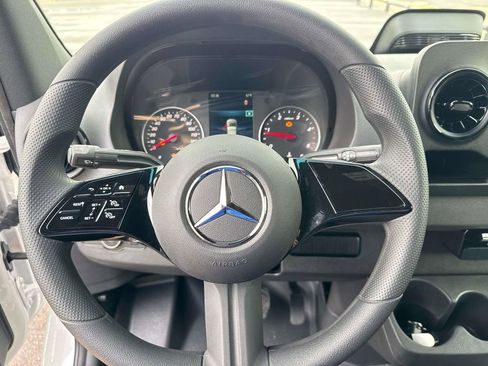 Used 2025 Mercedes-Benz Sprinter 2500 image 10
