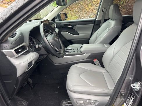 Used 2022 Toyota Highlander XLE image 24