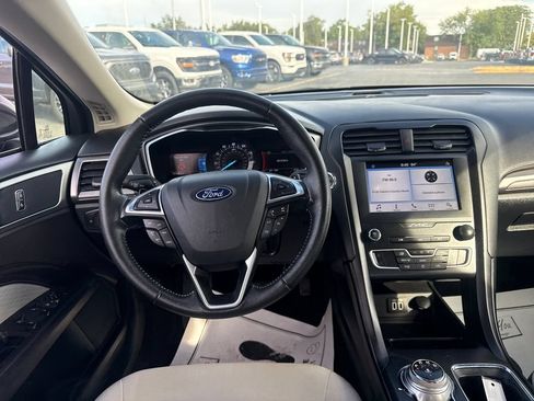 Used 2019 Ford Fusion SE w/ Equipment Group 151A FWD image 17