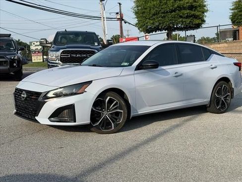 Used 2023 Nissan Altima 2.5 SR AWD/4WD image 2