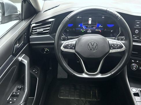 Used 2024 Volkswagen Jetta SE image 12