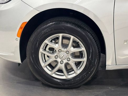 Used 2026 Chrysler Pacifica Select FWD image 19