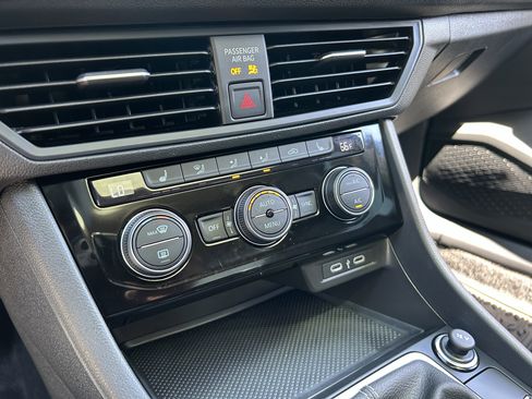 Used 2024 Volkswagen Jetta SE FWD image 23