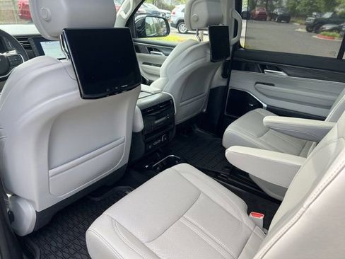 Used 2024 Jeep Wagoneer Series III w/ Premium Group I image 34