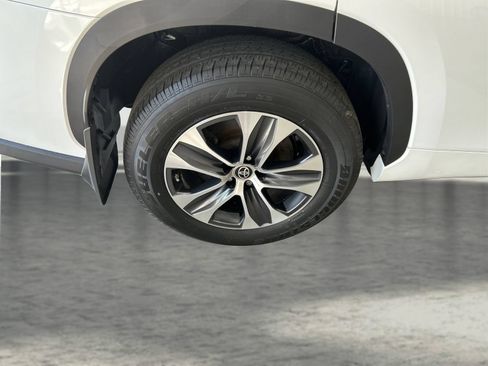 Used 2022 Toyota Highlander XLE AWD/4WD image 23