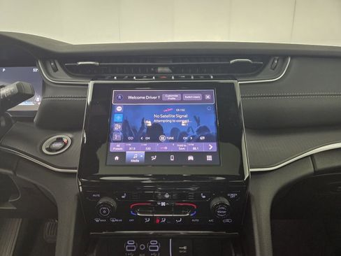 New 2025 Jeep Grand Cherokee Altitude image 14