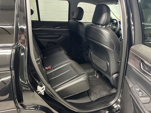 Used 2023 Jeep Grand Cherokee Limited w/ Black Appearance Package image 11