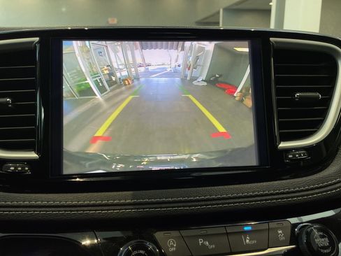 Used 2022 Chrysler Pacifica Touring-L image 23