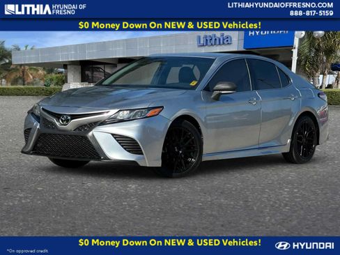 Used 2018 Toyota Camry SE w/ Moonroof Package FWD image 1