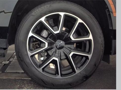 Used 2025 Chevrolet Suburban RST w/ Comfort Package RWD image 8