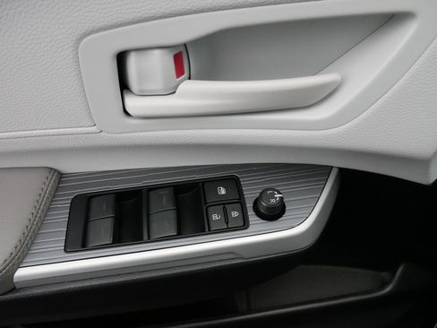 Used 2025 Toyota Sienna LE image 19