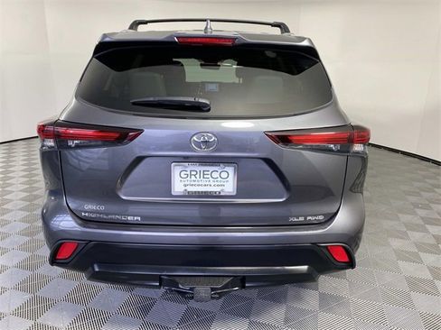 Used 2024 Toyota Highlander XLE image 7