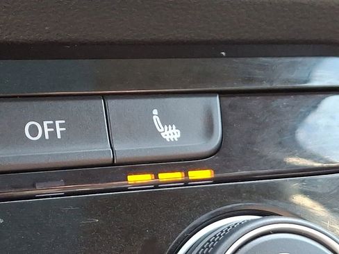 Certified 2023 Volkswagen Taos SE w/ Panoramic Sunroof Package image 25