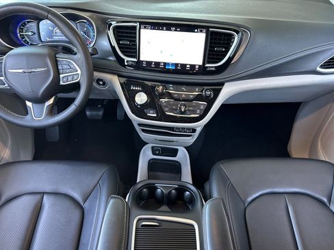 Used 2024 Chrysler Pacifica Limited FWD image 12