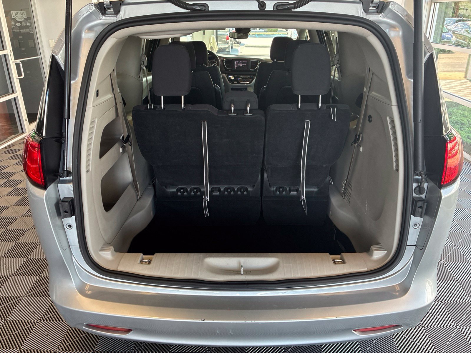 Used 2023 Chrysler Voyager LX FWD image 11