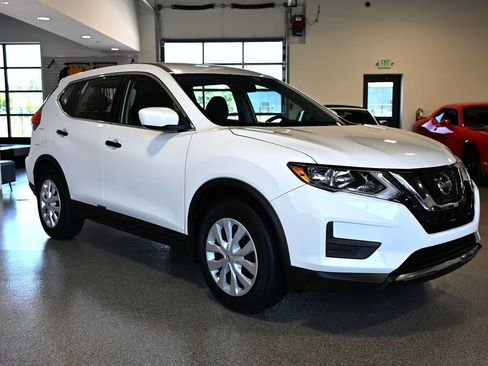 Used 2017 Nissan Rogue S FWD image 3