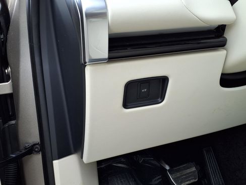 New 2026 Land Rover Range Rover Long Wheelbase SE image 14