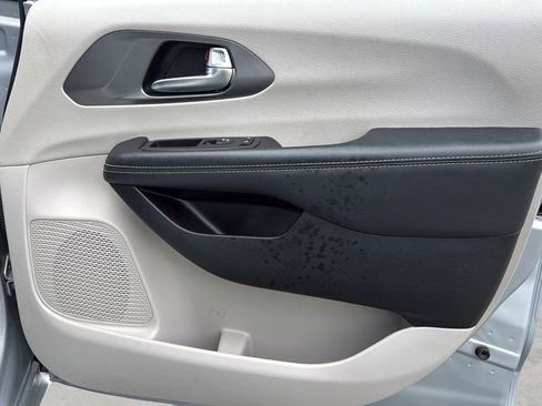 Used 2023 Chrysler Pacifica Touring-L FWD image 10