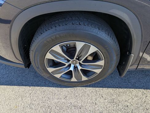 Used 2022 Toyota Highlander XLE image 26