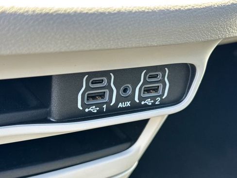 Used 2024 Chrysler Pacifica Touring-L FWD image 29