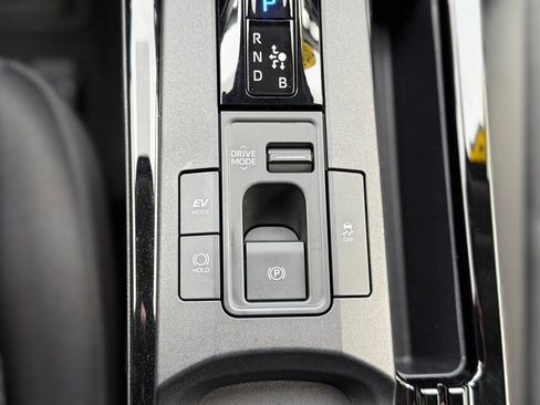 Used 2024 Toyota Prius LE image 18